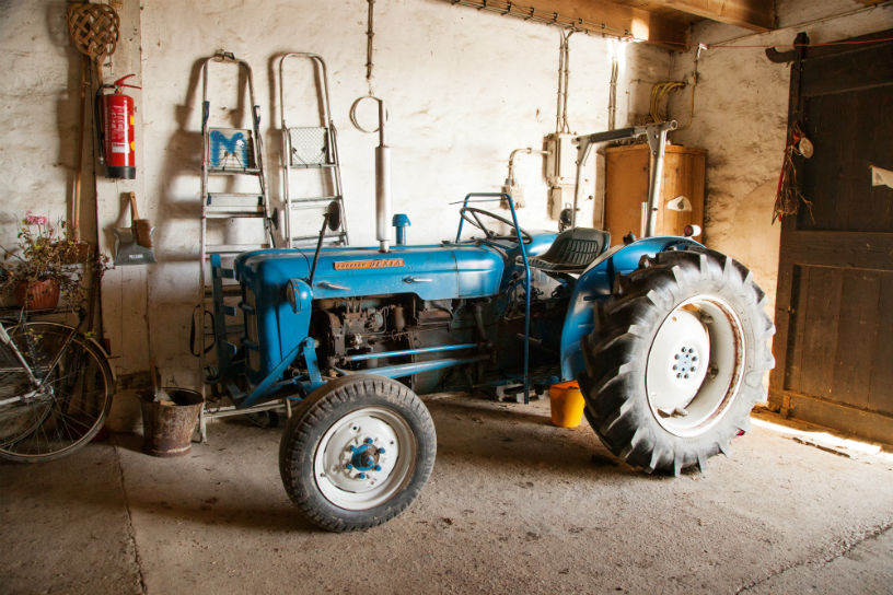 Een kleine blauwe trekker